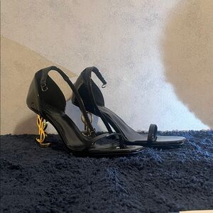 [FAKE]Black Heels with Gold Accents on the heel